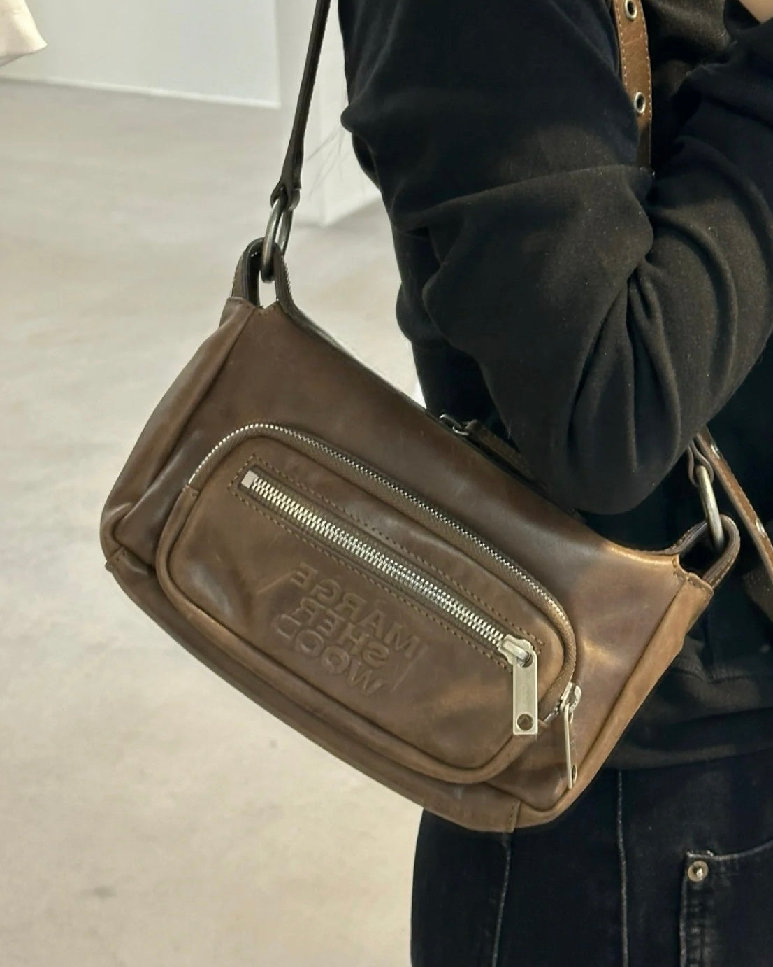 OUTPOCKET HOBO MINI - washed brown pull-up