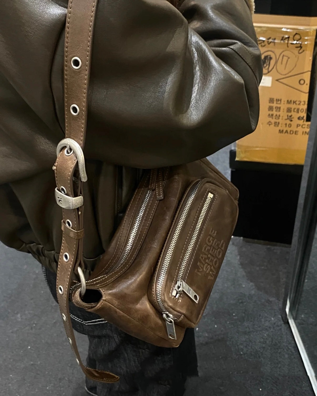 OUTPOCKET HOBO MINI - washed brown pull-up