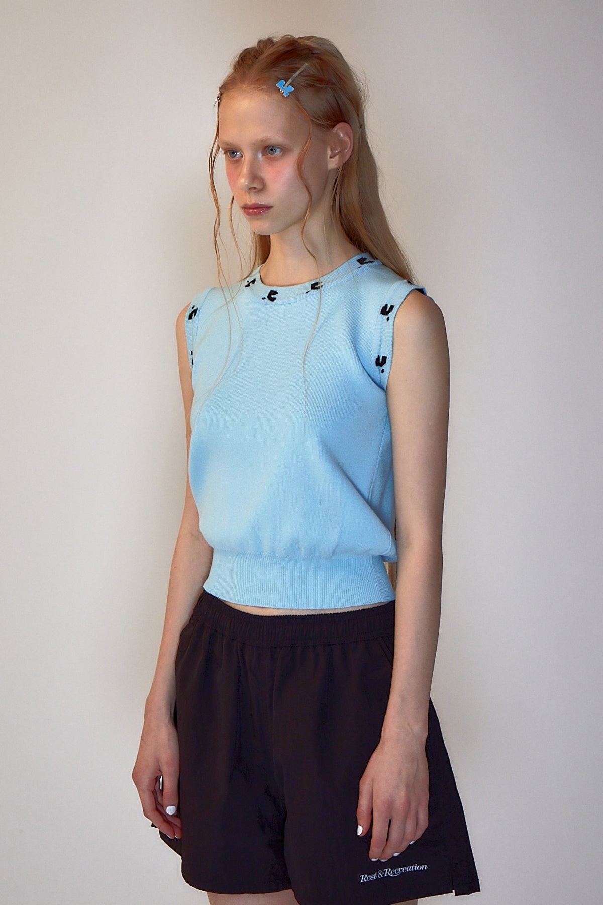 REST & RECREATION -  RR LOGO SLEEVELESS KNIT TOP - SKYBLUE