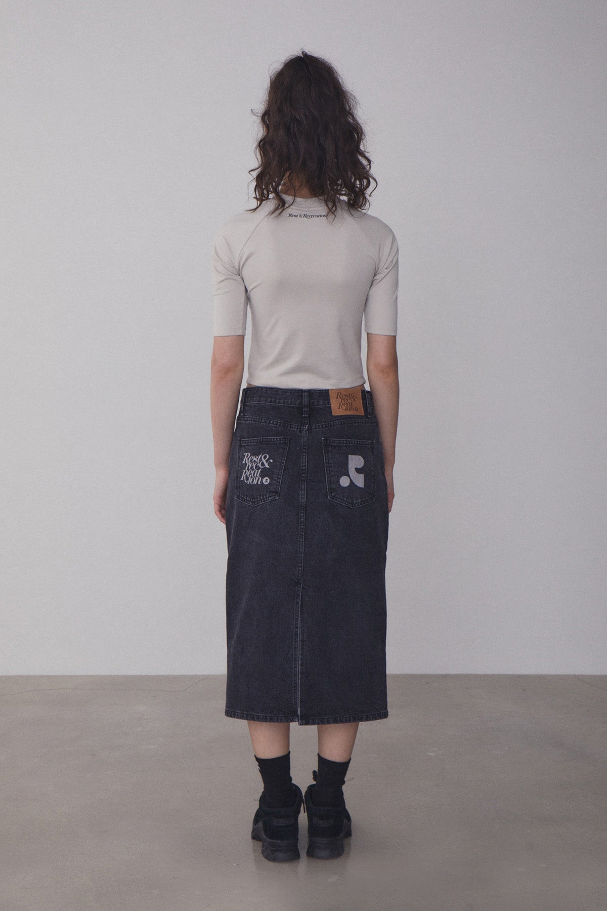 REST & RECREATION -  RR DENIM MIDI SKIRT - BLACK