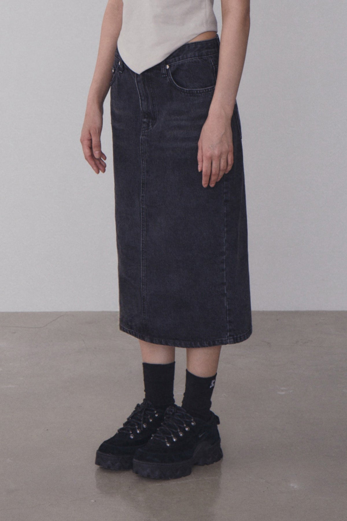 REST & RECREATION -  RR DENIM MIDI SKIRT - BLACK