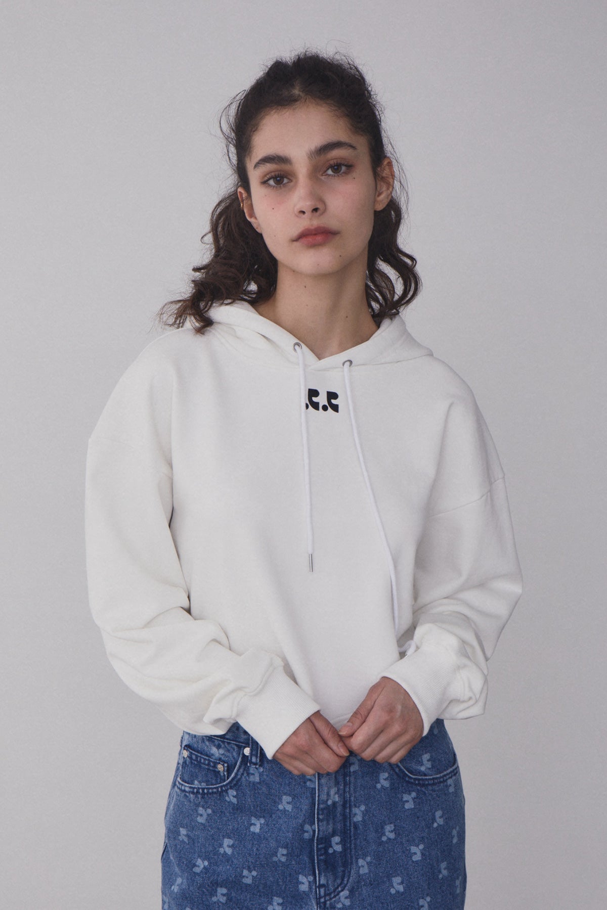 REST & RECREATION -  RR ARROW POINT HOODIE - WHITE