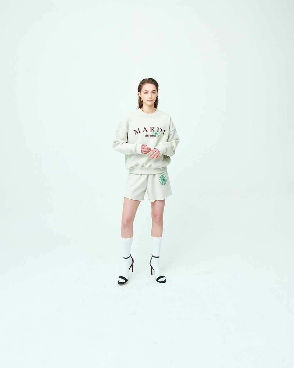 MARDI MERCREDI -  SWEAT SHORTS MARCHE EMBLEM NEEDLEWORK_OATMEAL GREEN