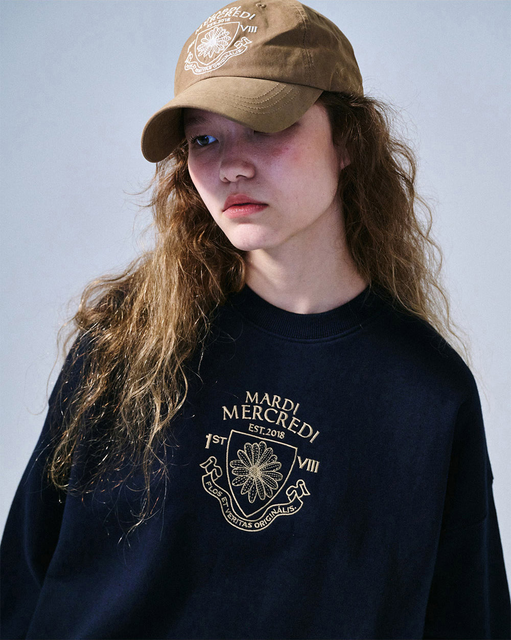 MARDI MERCREDI -  SWEATSHIRT ALUMNI SMALL EMBLEM NEEDLEWORK_NAVY BEIGE