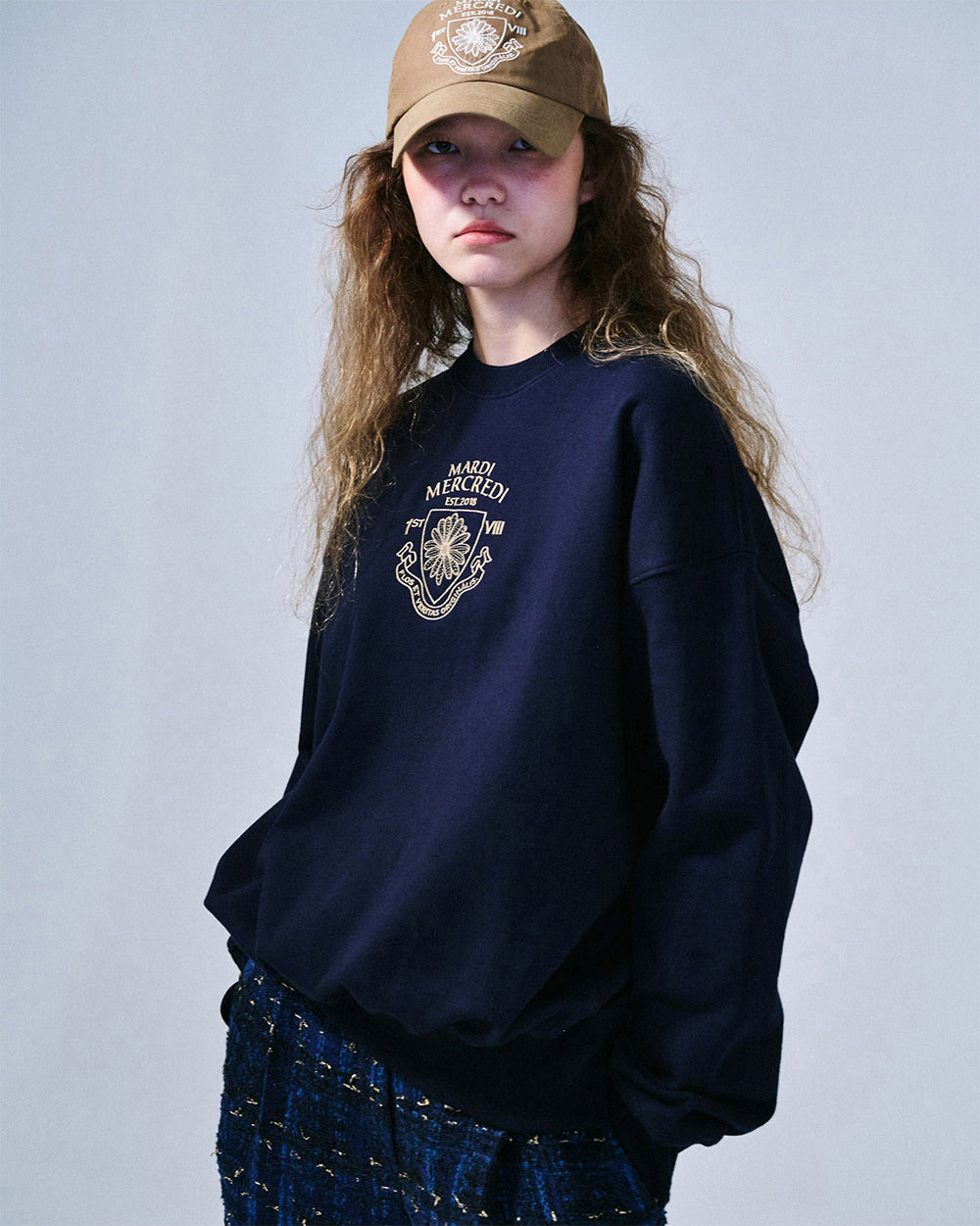 MARDI MERCREDI -  SWEATSHIRT ALUMNI SMALL EMBLEM NEEDLEWORK_NAVY BEIGE