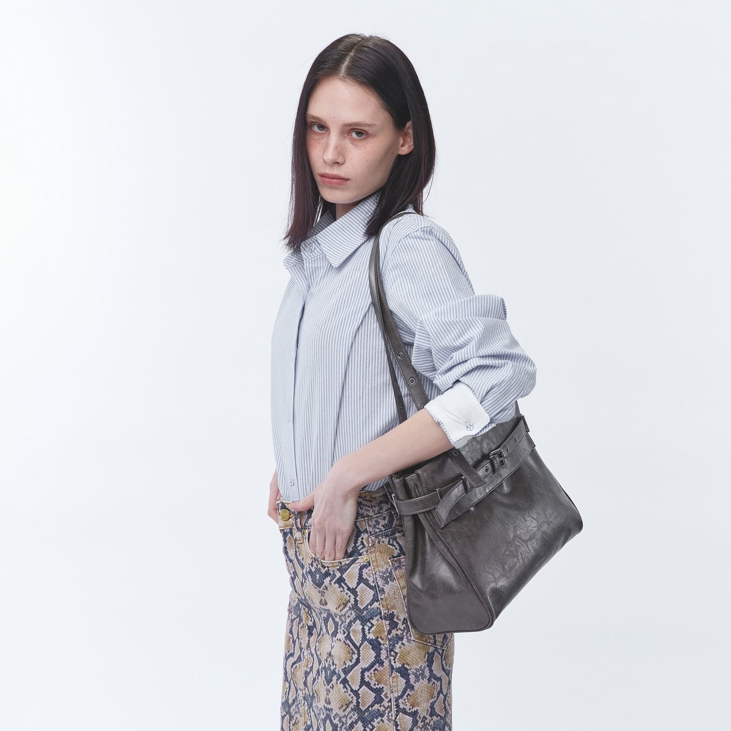 SAMO ONDOH - belt flap bag M baked gray