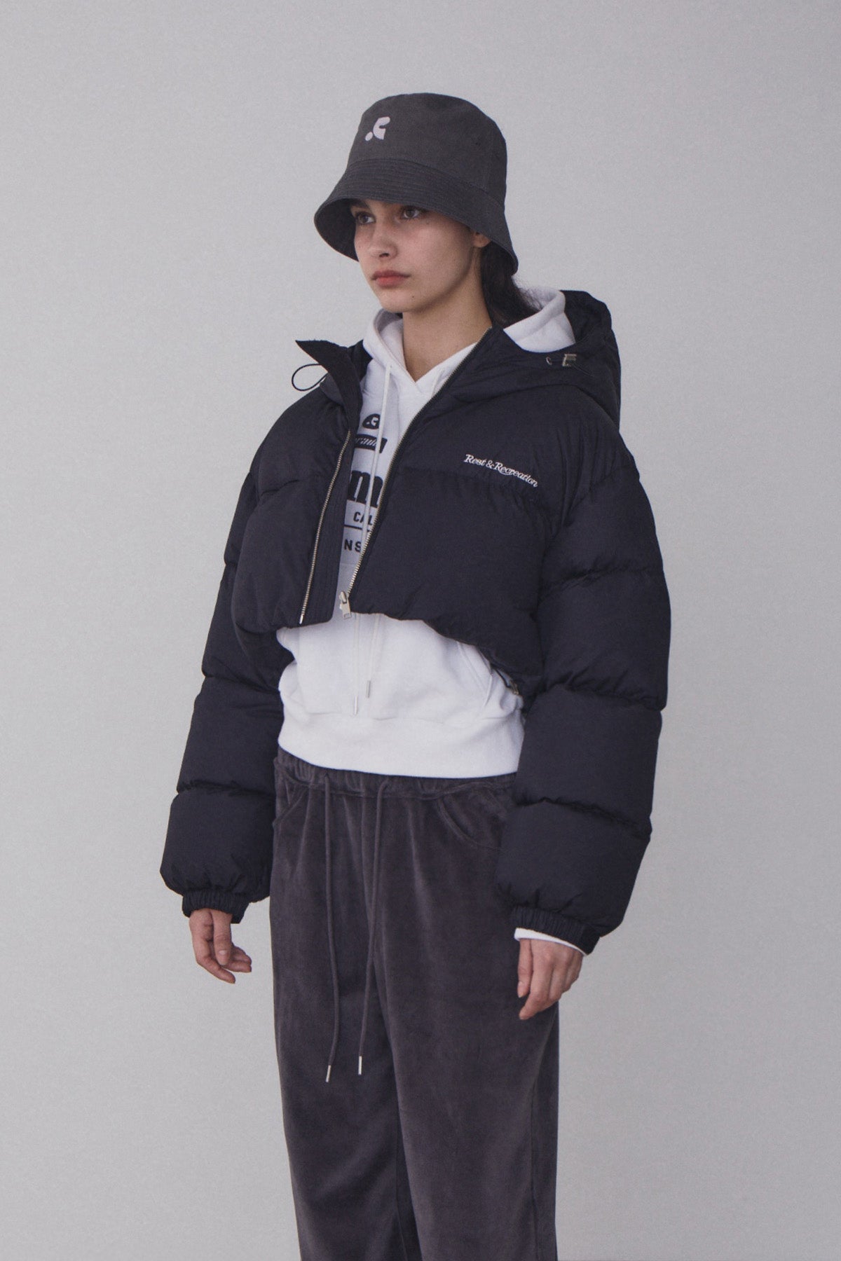 REST & RECREATION -  RR HOOD SHORT DOWN JACKET - BLACK